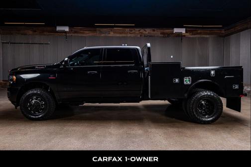 Diamond Black Crystal Pearlcoat 2020 RAM 3500 Lone Star Crew Cab 4x4 8' Box