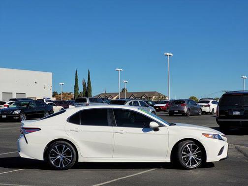 2020 Toyota Camry SE