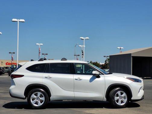 2022 Toyota Highlander LE