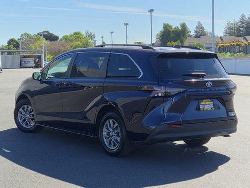 2024 Toyota Sienna LE