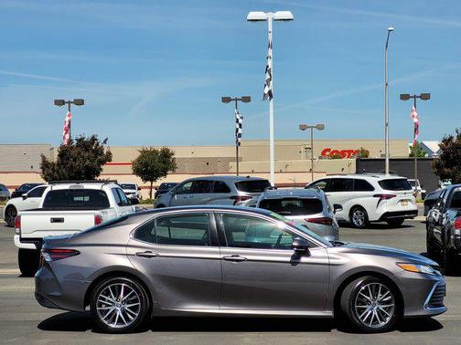 2022 Toyota Camry Hybrid XLE