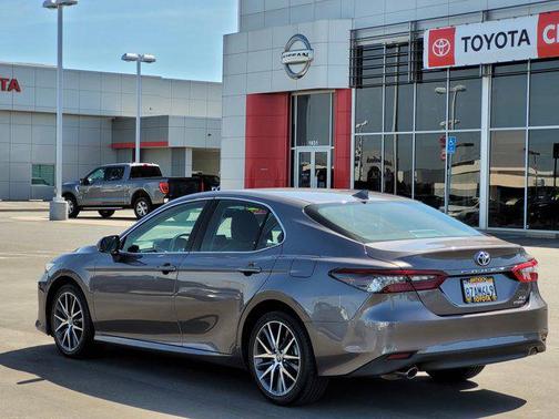 2022 Toyota Camry Hybrid XLE