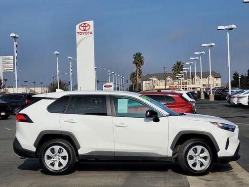 2024 Toyota RAV4 LE