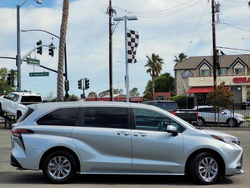 2021 Toyota Sienna XLE 8 Passenger