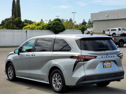 2021 Toyota Sienna XLE 8 Passenger