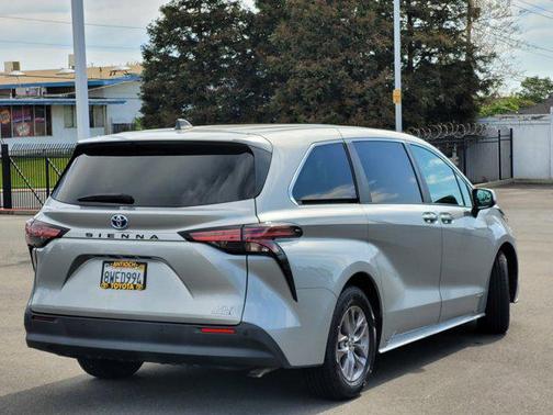 2021 Toyota Sienna XLE 8 Passenger