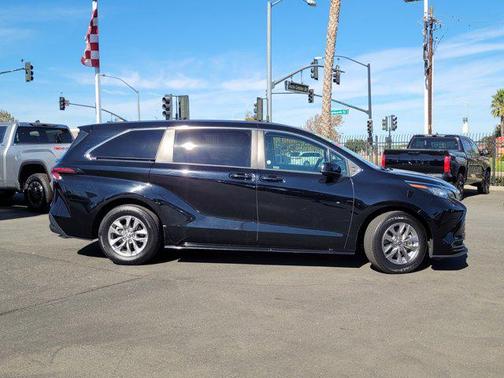 2023 Toyota Sienna LE