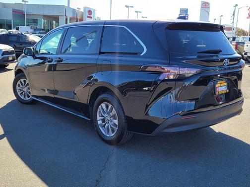 2023 Toyota Sienna LE