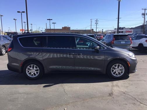 2023 Chrysler Pacifica Touring-L