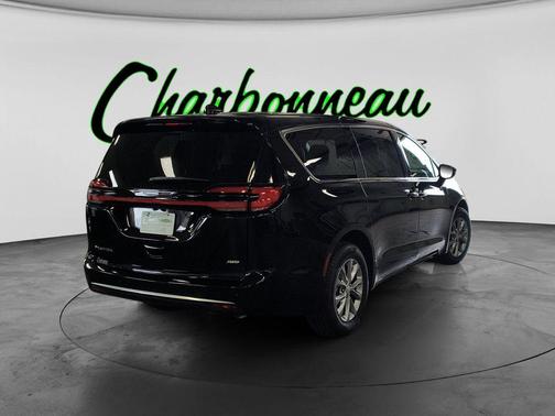 Diamond Black 2027 Chrysler Pacifica SELECT