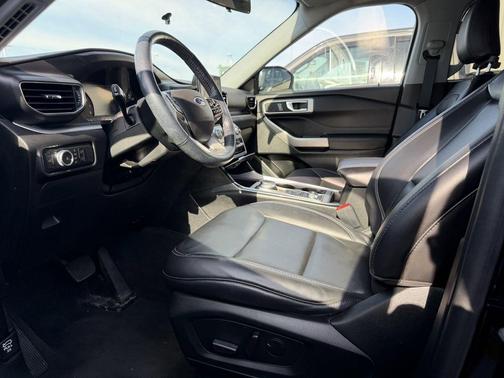 Black Metallic 2022 Ford Explorer XLT