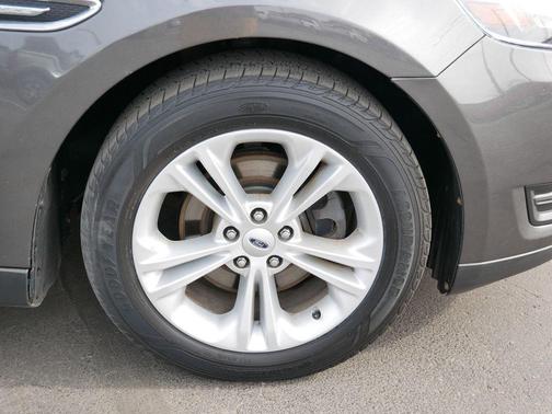 Magnetic 2018 Ford Taurus SEL