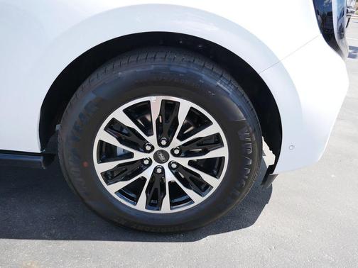 Oxford White 2025 Ford Expedition Platinum