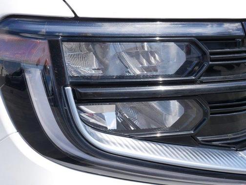 Oxford White 2025 Ford Expedition Platinum