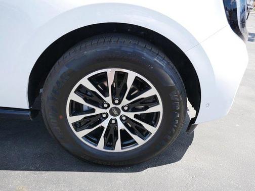 Oxford White 2025 Ford Expedition Platinum