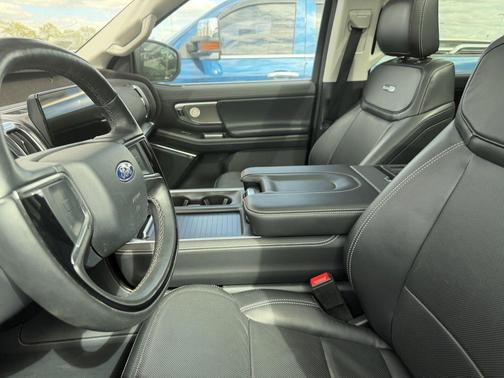 Oxford White 2025 Ford Expedition Platinum