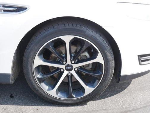 White 2015 Ford Taurus SEL