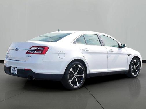 White 2015 Ford Taurus SEL