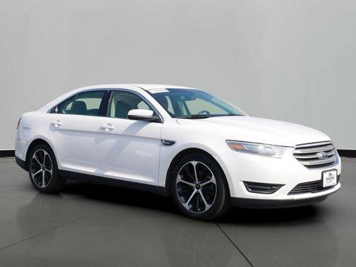 White 2015 Ford Taurus SEL