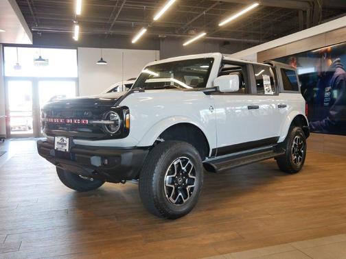 Avalanche Gray 2026 Ford Bronco Outer Banks