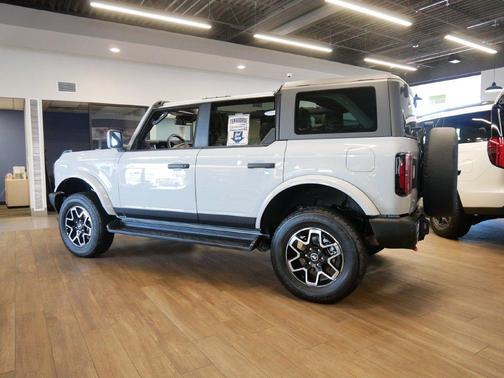 Avalanche Gray 2026 Ford Bronco Outer Banks