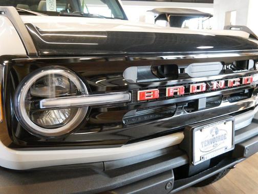 Avalanche Gray 2026 Ford Bronco Outer Banks