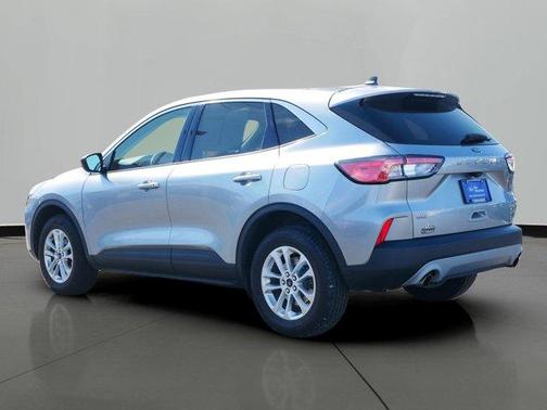 Iconic Silver Metallic 2022 Ford Escape SE