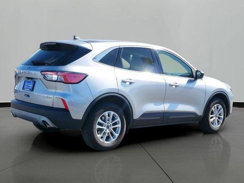 Iconic Silver Metallic 2022 Ford Escape SE
