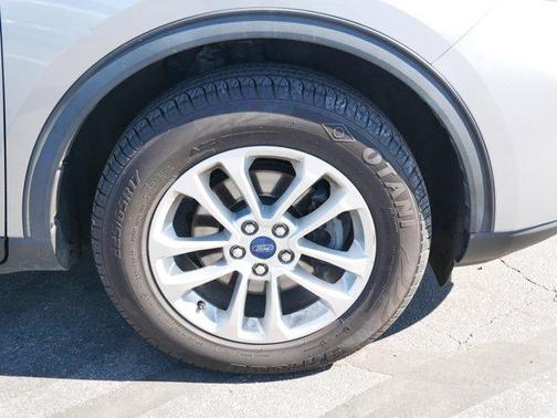 Iconic Silver Metallic 2022 Ford Escape SE