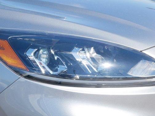 Iconic Silver Metallic 2022 Ford Escape SE