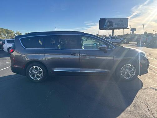 Granite Crystal Clearcoat Metallic 2022 Chrysler Pacifica Limited