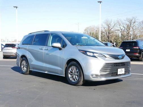 2024 Toyota Sienna XLE