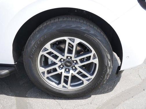 Oxford White 2025 Ford Expedition Active