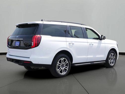 Oxford White 2025 Ford Expedition Active