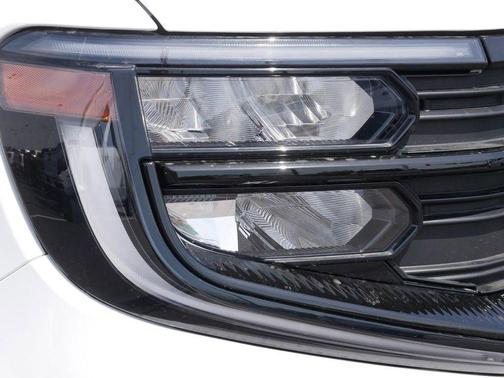 Oxford White 2025 Ford Expedition Active