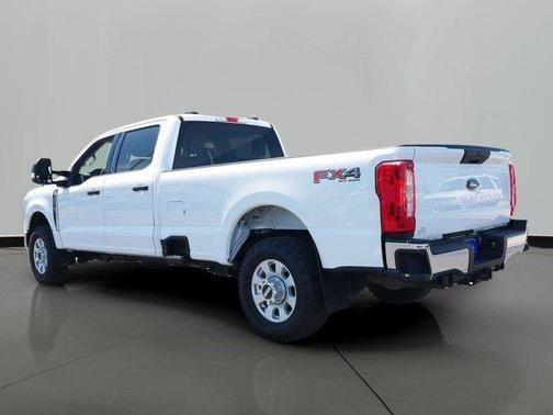 Oxford White 2023 Ford F-350 XLT