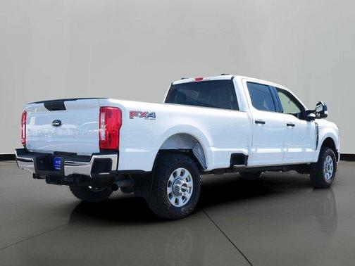 Oxford White 2023 Ford F-350 XLT