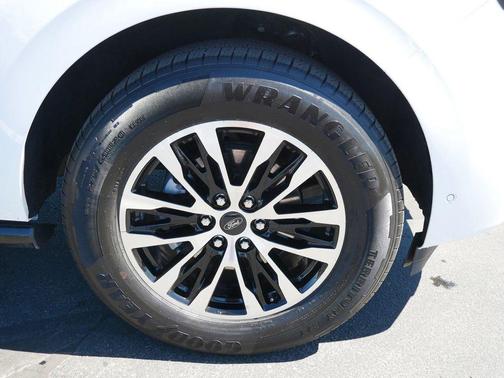 Oxford White 2025 Ford Expedition Max Platinum