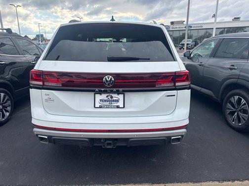 Pure White 2024 Volkswagen Atlas 2.0T Peak Edition SE w/Technology