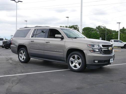 Pepperdust Metallic 2017 Chevrolet Suburban LT