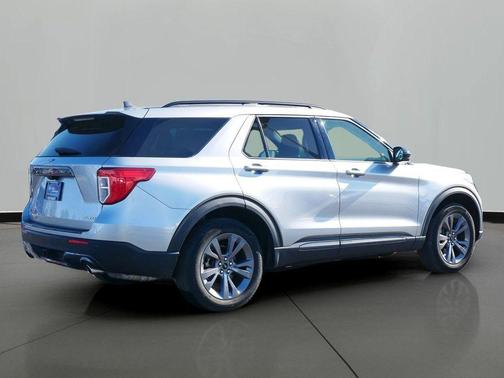 Silver Metallic 2022 Ford Explorer XLT