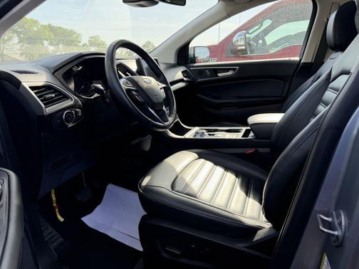 Silver Metallic 2022 Ford Edge SEL