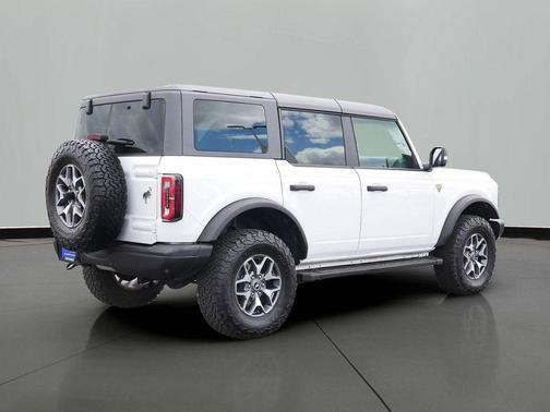 Oxford White 2023 Ford Bronco Badlands
