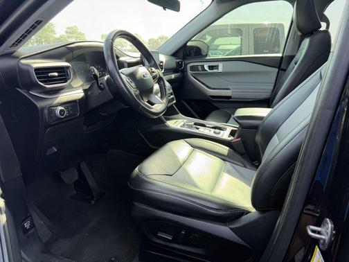 Black Metallic 2022 Ford Explorer XLT