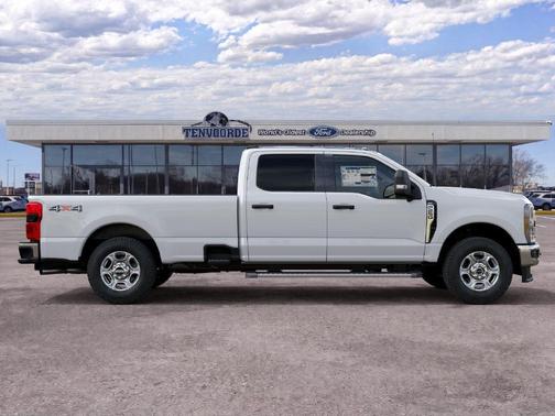 Oxford White 2027 Ford F-250 XLT