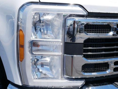 Oxford White 2023 Ford F-350 XLT