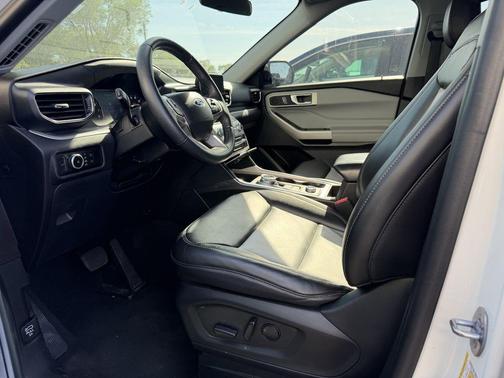 White Metallic 2023 Ford Explorer XLT