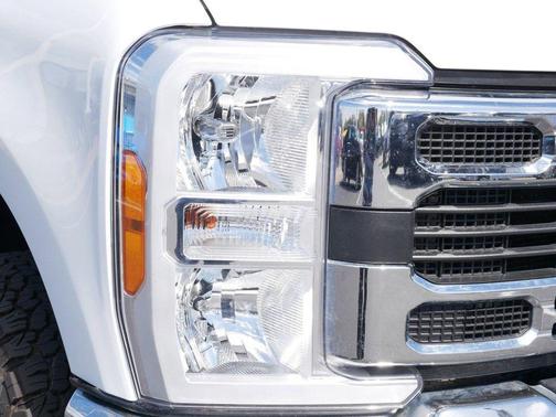 Oxford White 2023 Ford F-250 XLT