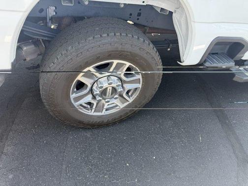 Oxford White 2025 Ford F-250 Lariat