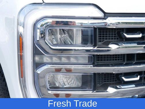 Oxford White 2025 Ford F-250 Lariat